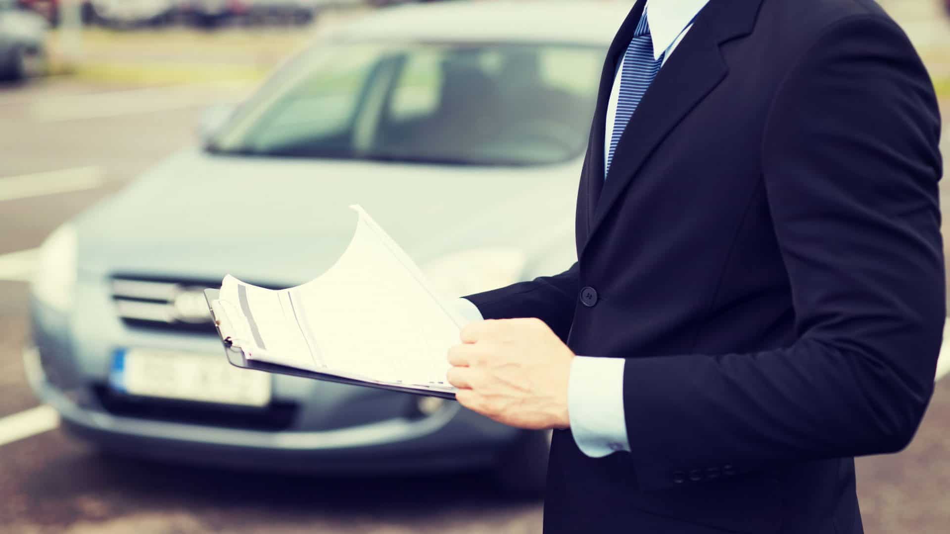 conceito de transporte e propriedade - homem com documentos do carro do lado de fora