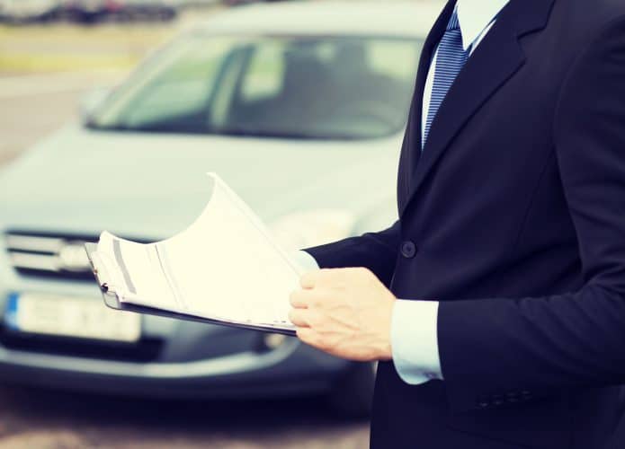 conceito de transporte e propriedade - homem com documentos do carro do lado de fora
