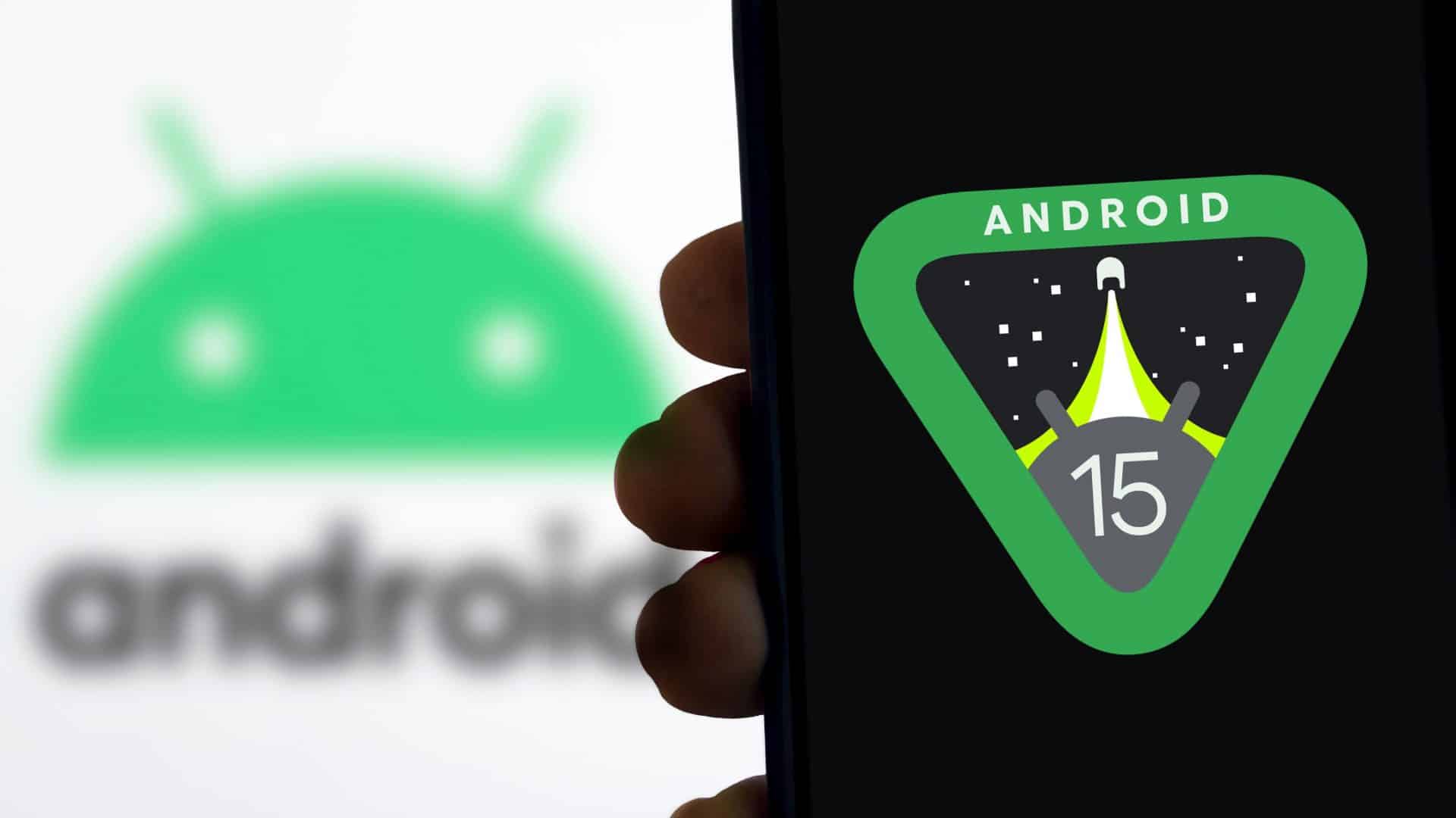 Celular com logotipo do Android 15 na tela; ao fundo, tela mostra símbolo do Android