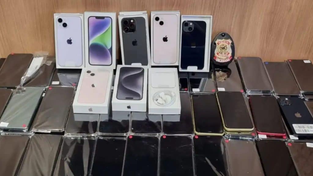 Foto tirada pela polícia de apreensão de celulares roubados e furtados