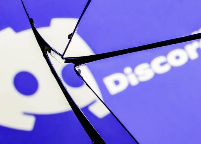Logotipo do Discord atrás de vidro quebrado