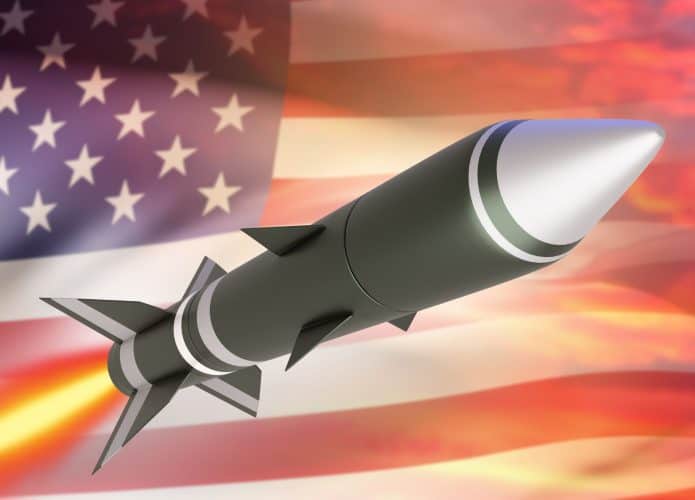 Ilustração de míssil voando com bandeira dos Estados Unidos ao fundo