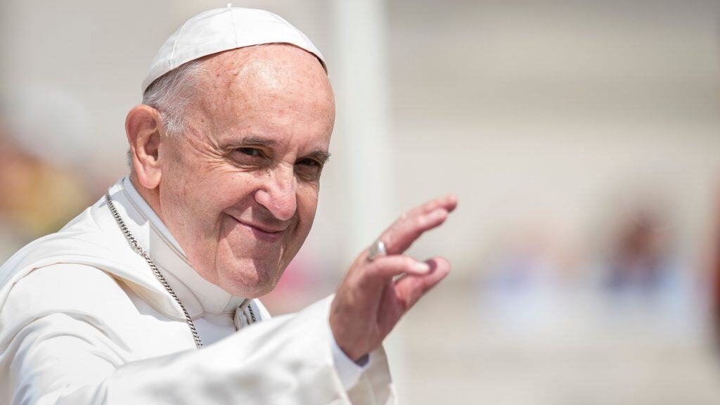 Papa Francisco acenando e sorrindo