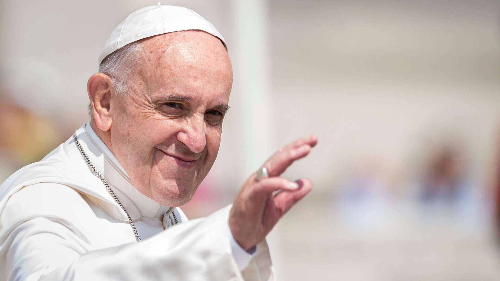 Papa Francisco acenando e sorrindo