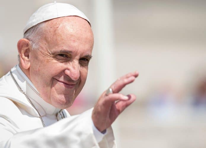Papa Francisco acenando e sorrindo