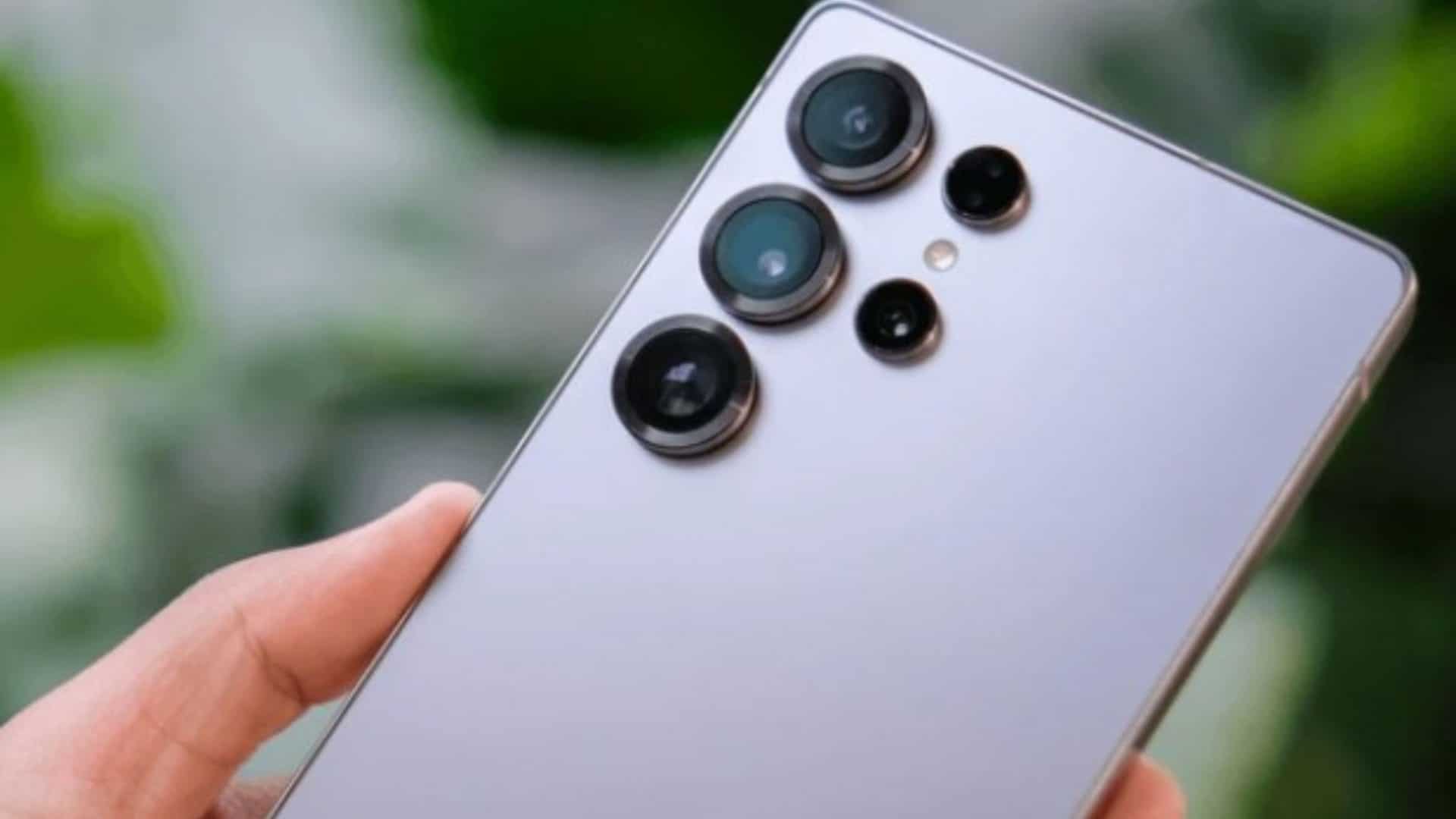 close na parte traseira de um celular da samsung