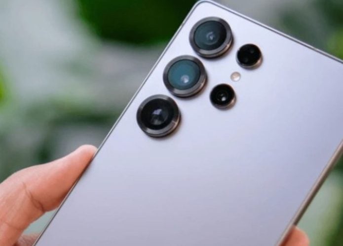 close na parte traseira de um celular da samsung