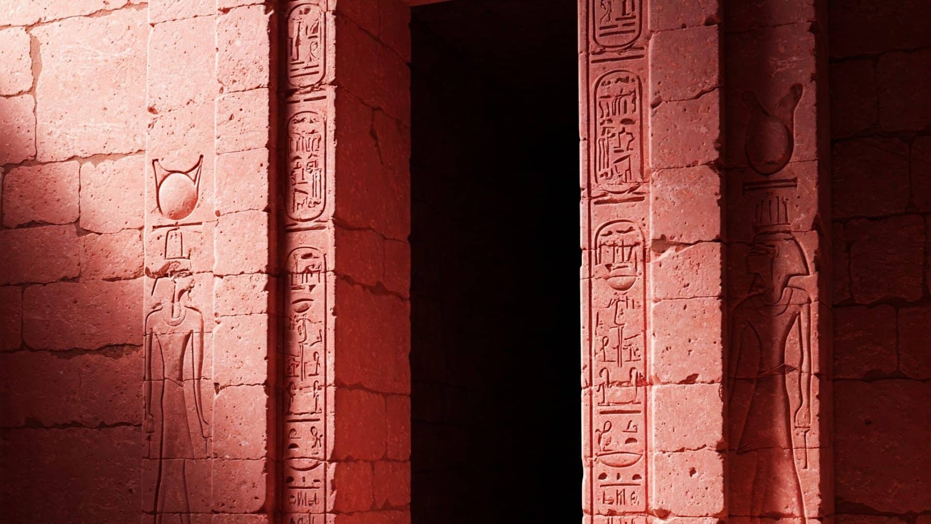 Porta rosa gigante de 4.400 anos revela túmulo de príncipe egípcio