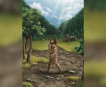 Ilustração de homem denisovano andando em floresta com dois mamutes ao fundo