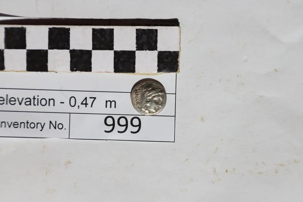 Moeda de 325 a.C. que mudou a perspectiva dos arqueólogos. 