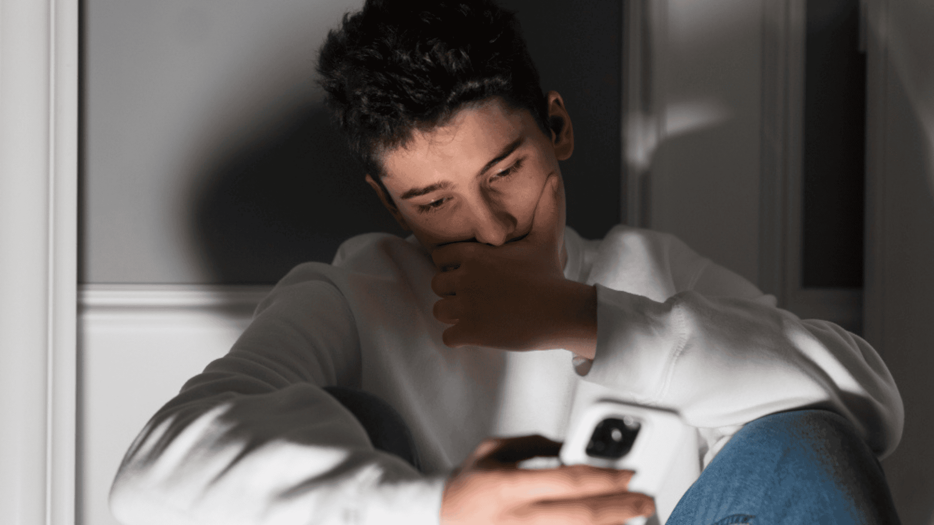 Jovem utilizando o celular