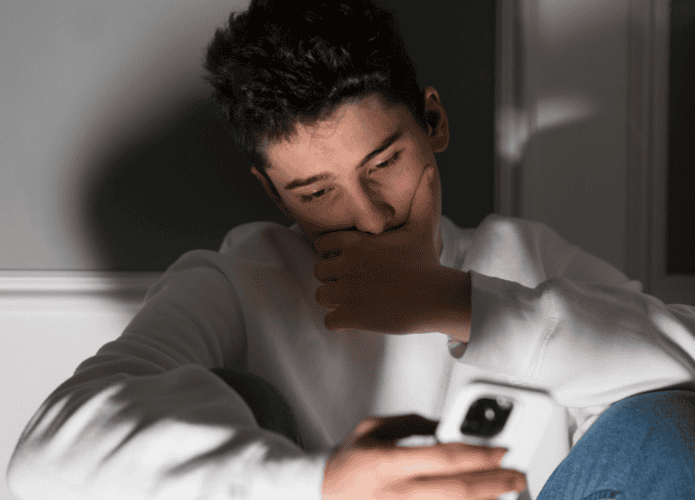 Jovem utilizando o celular