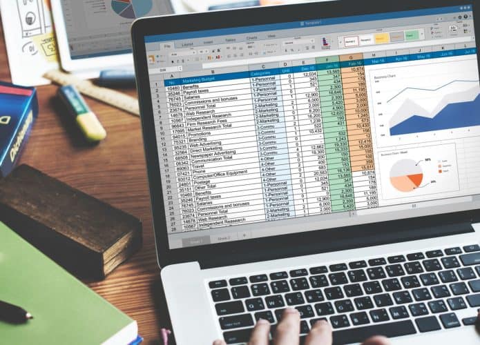 planilha de excel com muitos dados visualizada em um macbook