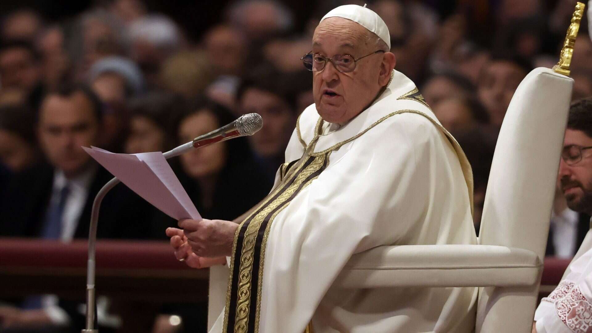 Papa Francisco lendo papel durante missa