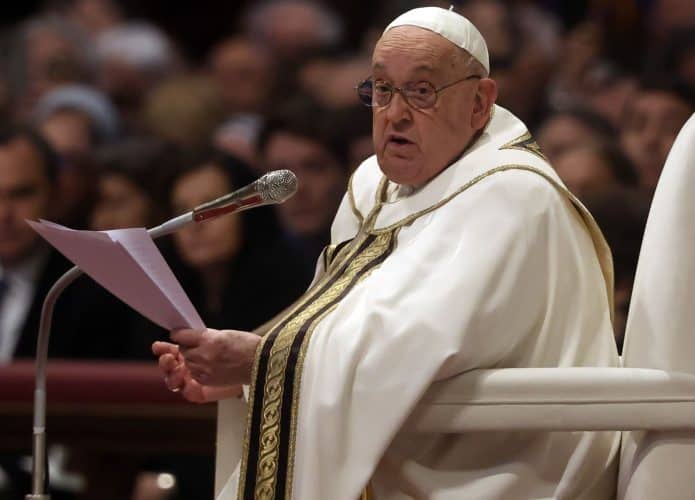 Papa Francisco lendo papel durante missa