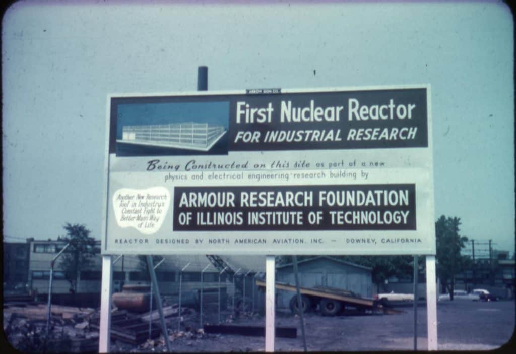 Placa: "primeiro reator nuclear para pesquisa industrial" 