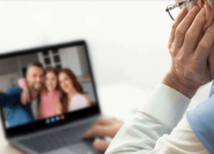 senhor de idade vendo foto da familia no computador
