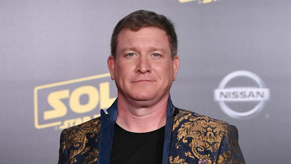 imagem mostra o ator Stoney Westmoreland pousando para foto em um tapete vermelho