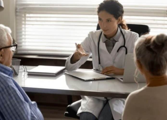 casal de idosos em uma consulta com uma médica