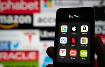 Logos de big techs ao fundo, desfocado, e à frente, em um smartphone