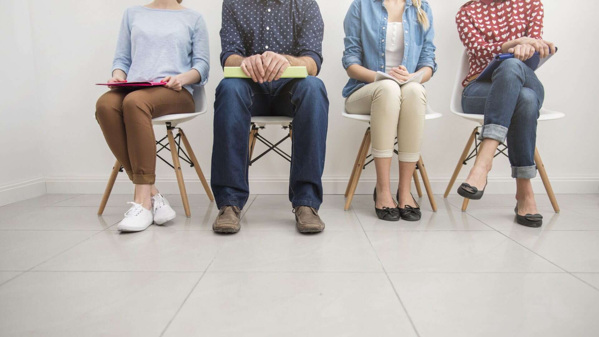 pessoas sentadas para uma entrevista de emprego