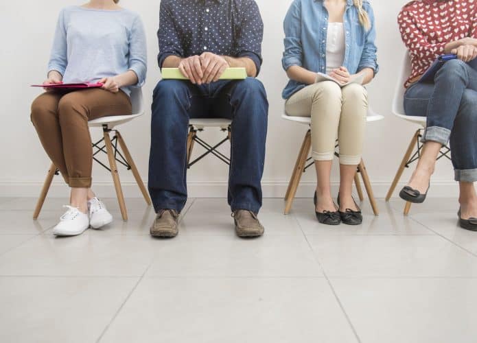 pessoas sentadas para uma entrevista de emprego