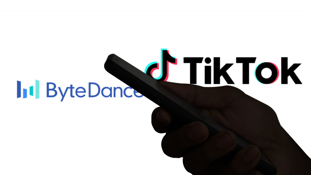 Logos de Tiktok e Bytedance divididos por uma sobra de uma mão segurando um smartphone