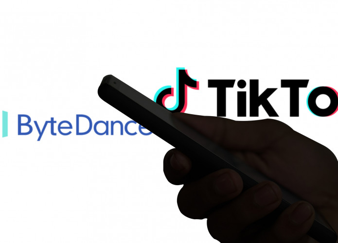 Logos de TikTok e ByteDance divididos por uma sobra de uma mão segurando um smartphone