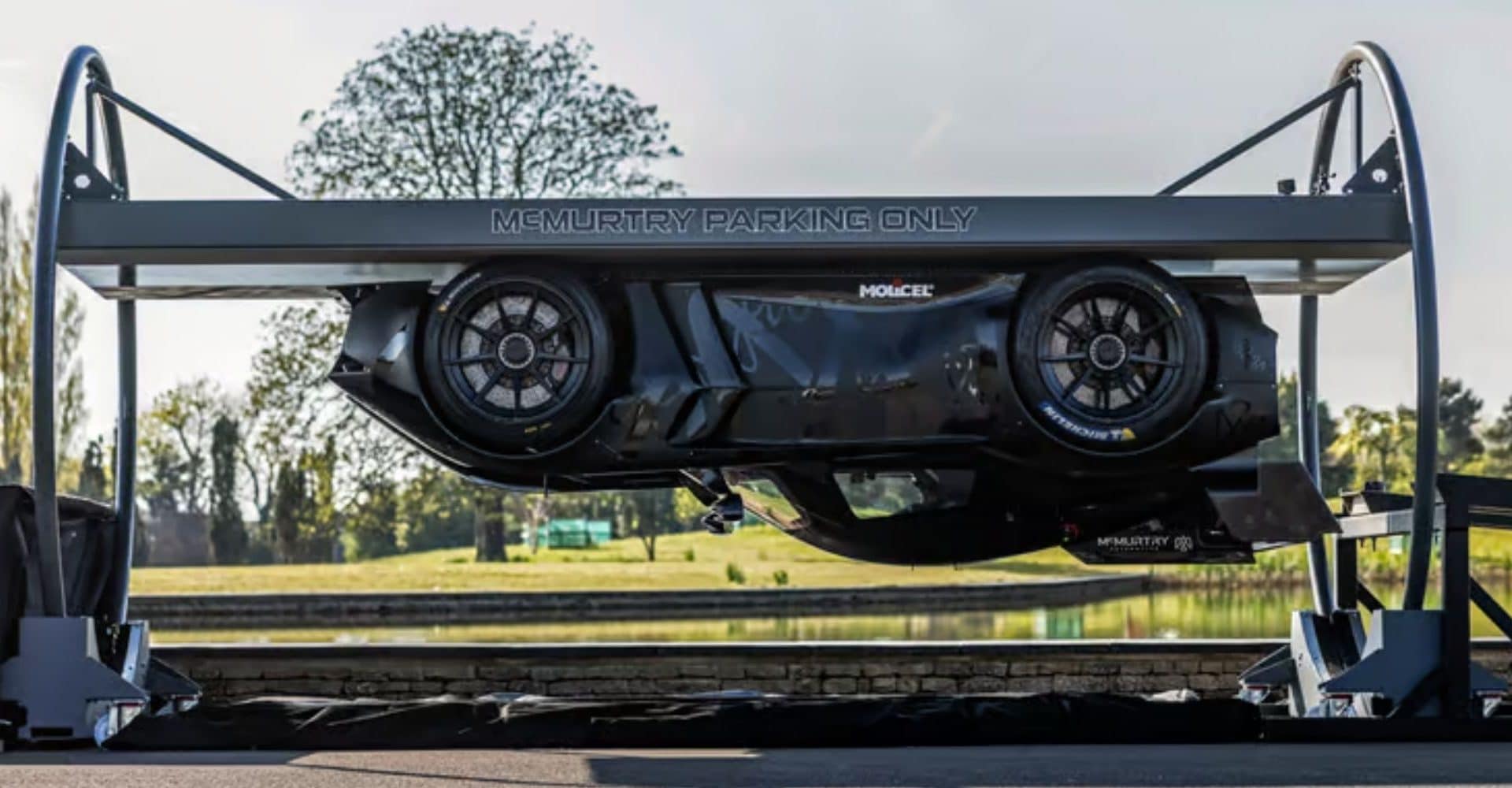 Carro que anda de ponta cabeça (Imagem: Reprodução/McMurtry)