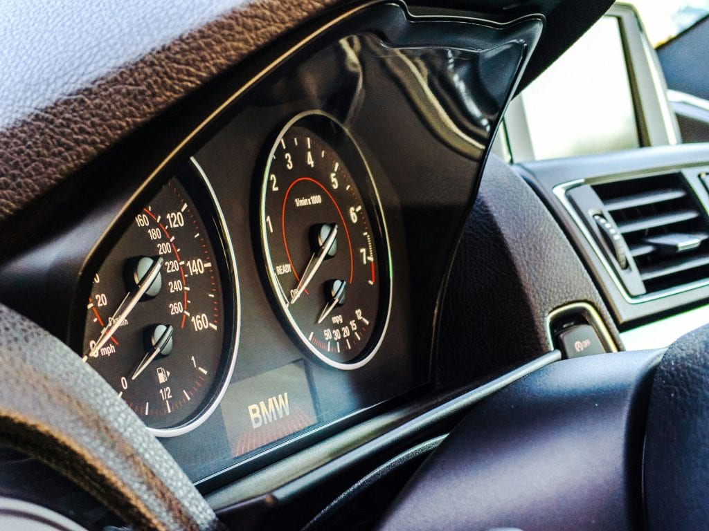Imagem mostra detalhe de painel de carro, o que deve verificar antes de comprar carro usado