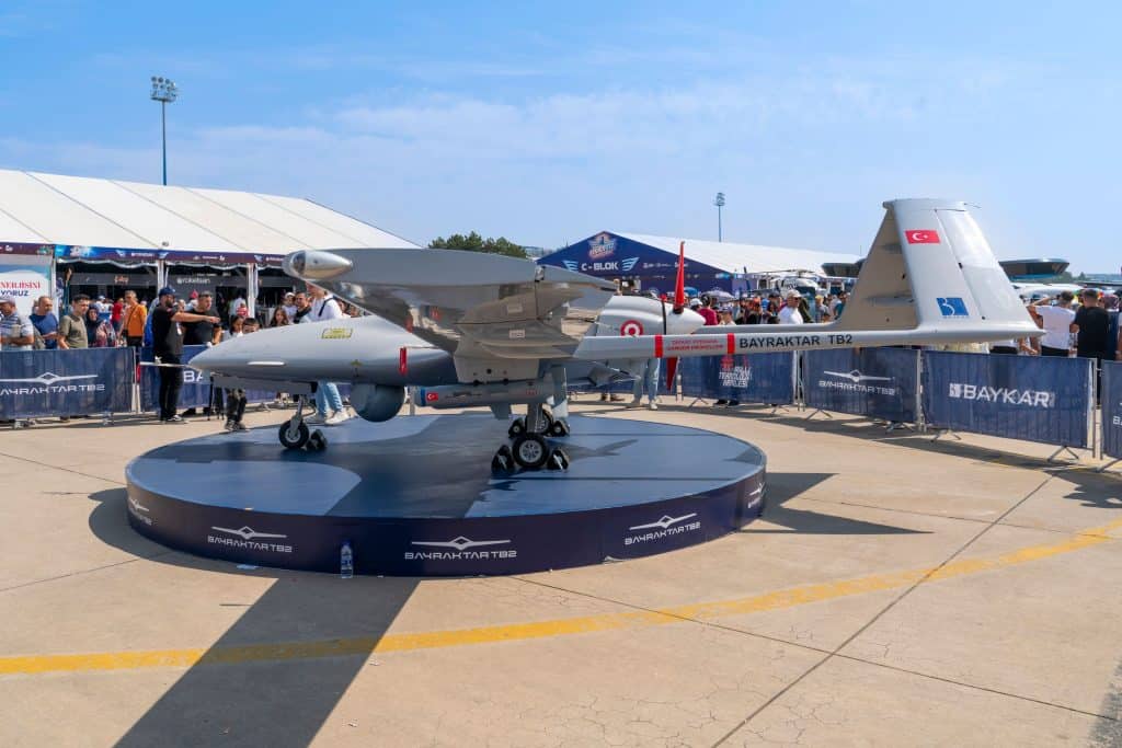 O Bayraktar TB2 é um veículo aéreo de combate não tripulado (UCAV) de média altitude e longa duração (MALE), capaz de realizar operações de voo autônomas ou controladas remotamente