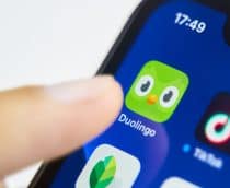 Logo do Duolingo na tela de um smartphone