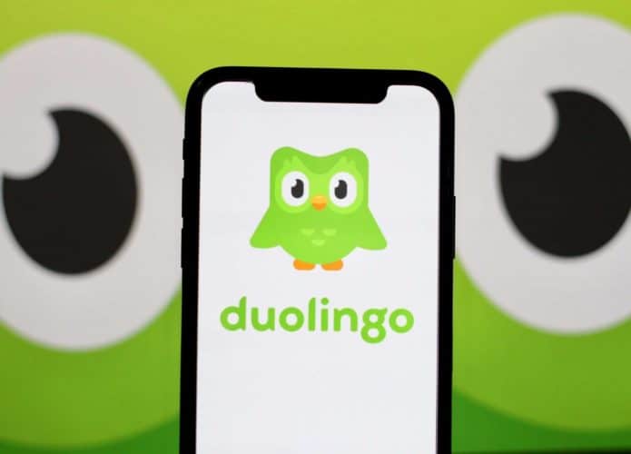 Logo do Duolingo em um smartphone