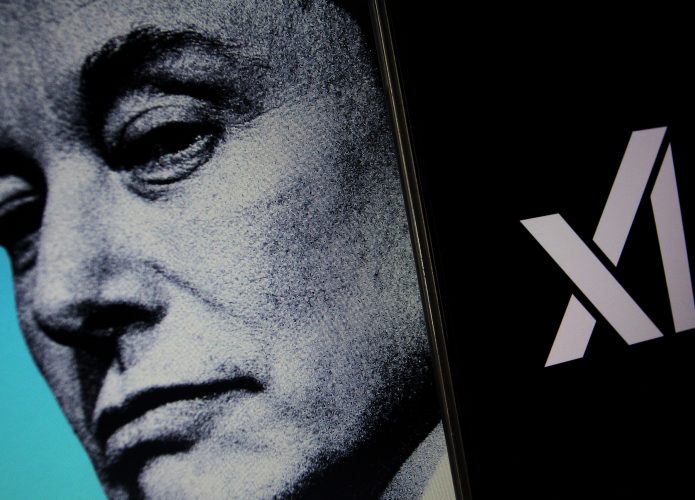 Rosto preto e branco de Elon Musk ao lado do logo da xAI exibido em um smartphone