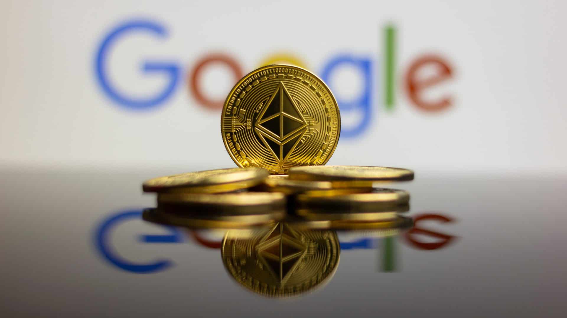 À frente, moedas em um montinho; atrás, logo do Google desfocado