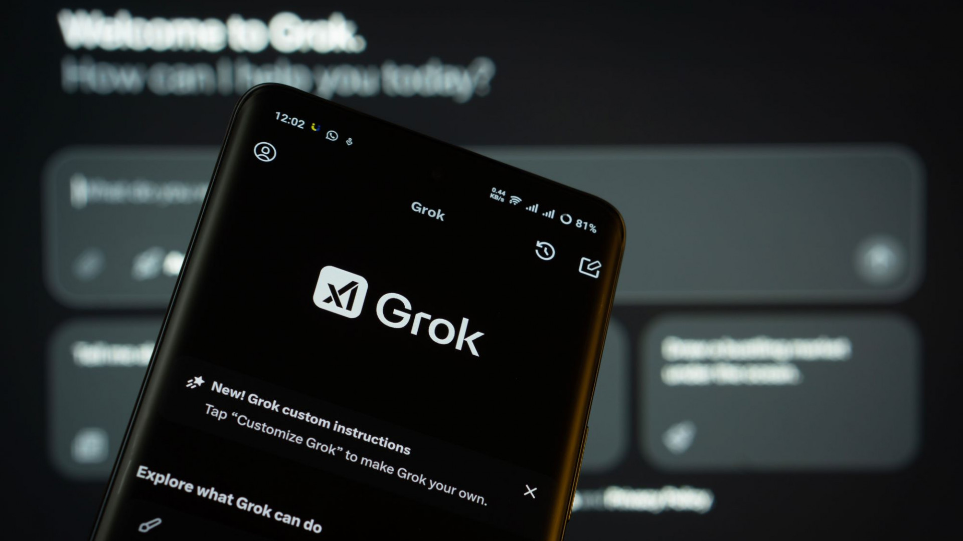 Página do Grok em um smartphone