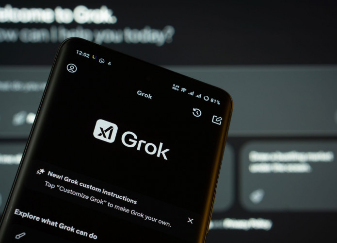 Página do Grok em um smartphone