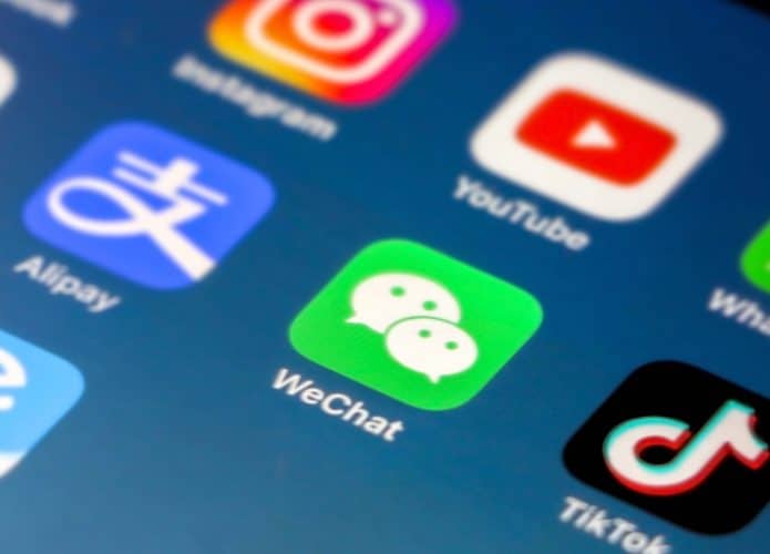 Logos de várias redes sociais na tela de um smartphone
