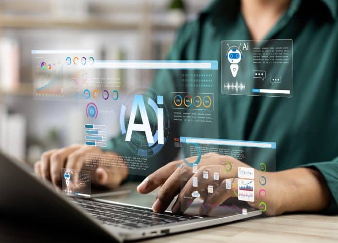 Mulher digitando em um notebook com os dizeres 
