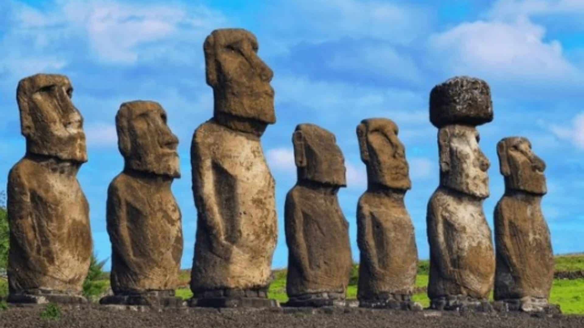 imagens das estátuas da Ilha de Páscoa