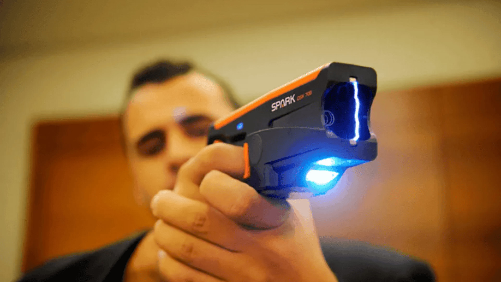 homem segurando arma de choque