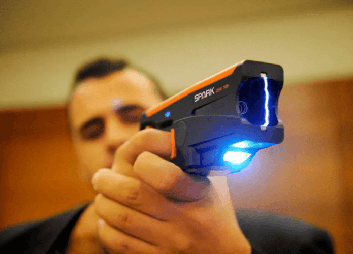 homem segurando arma de choque