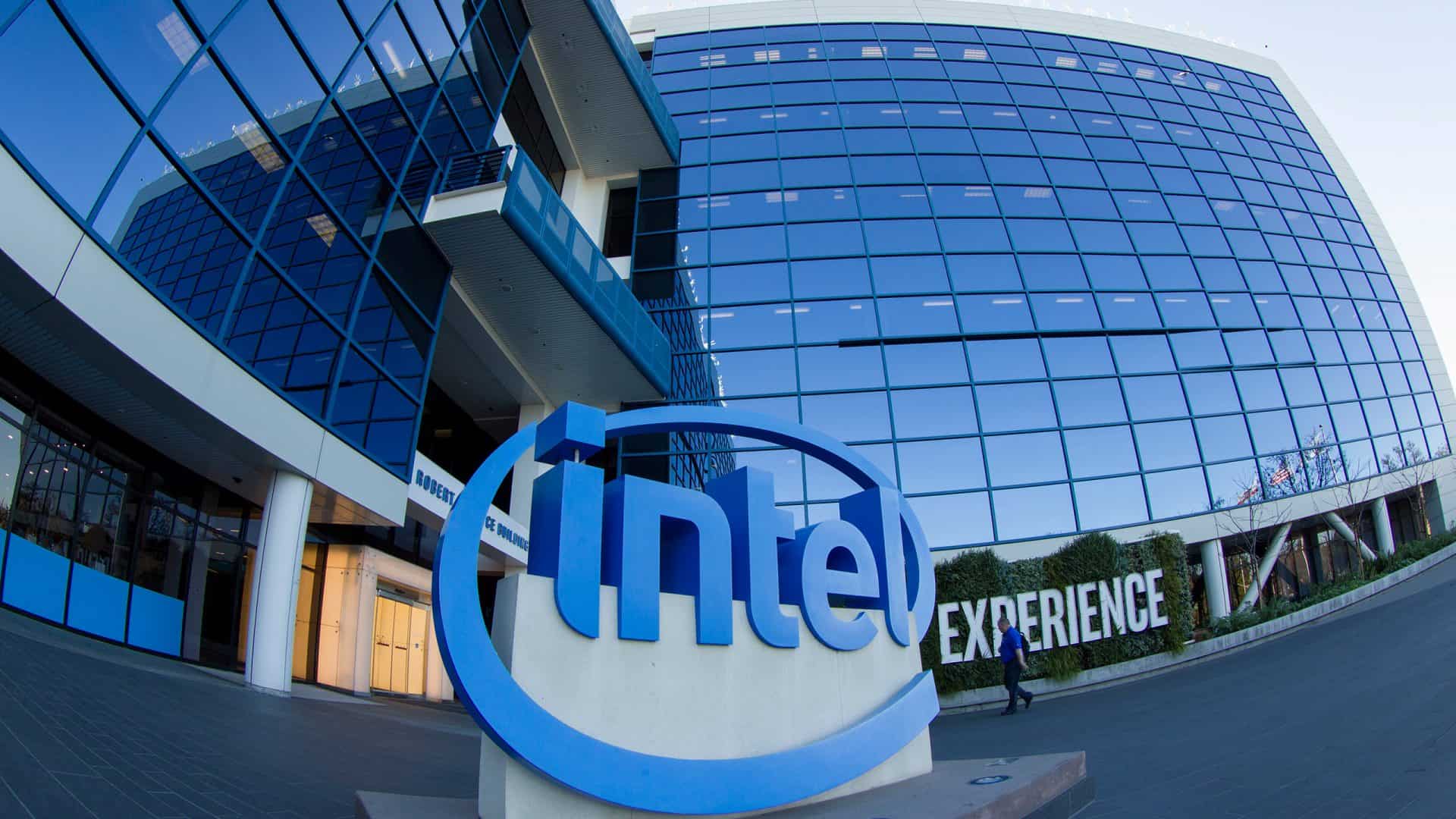 Logo da Intel na frente de m prédio