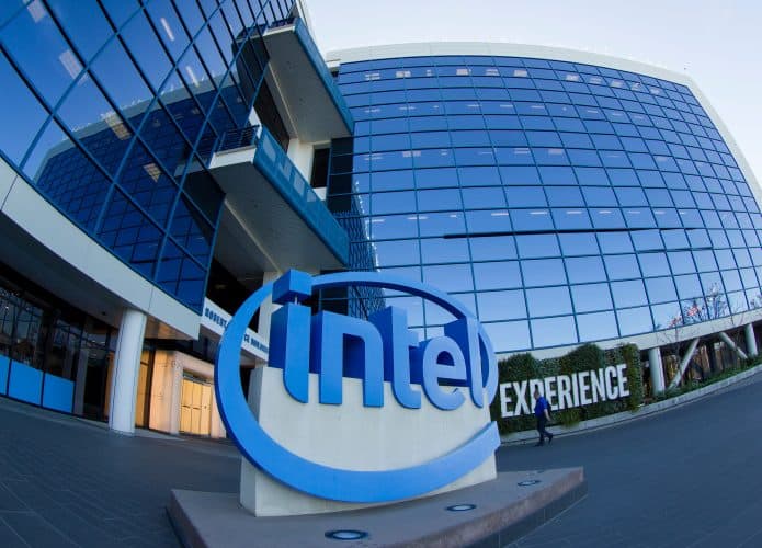 Logo da Intel na frente de m prédio