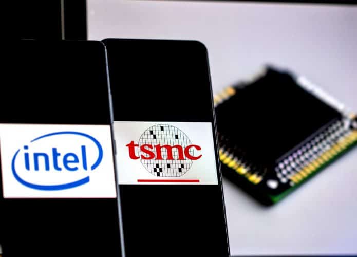 Logos de Intel e TSMC em dois smartphones ao lado de um chip