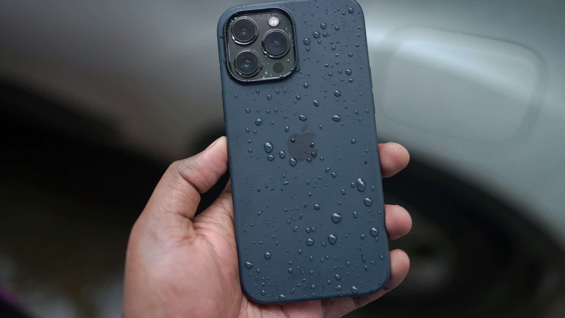 iPhone molhado por pingos de chuva