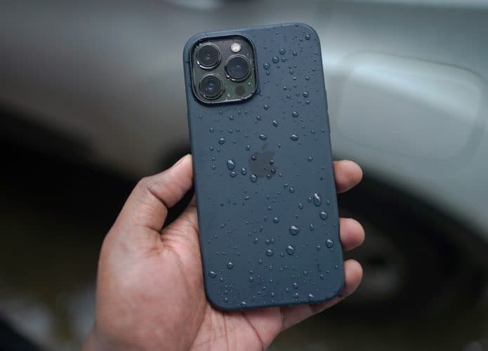 iPhone molhado por pingos de chuva