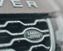 Logo da Land Rover na parte frontal de um veículo