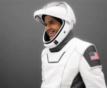 Jared Isaacman com roupa de astronauta