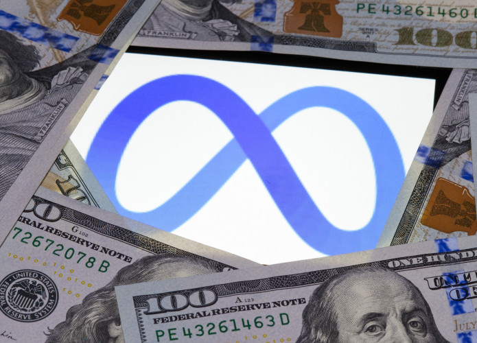 Logo da Meta cercado por notas de dólar
